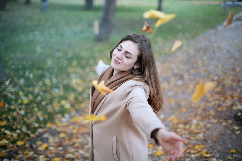 Mujer feliz en el parque autoconocimiento emocional