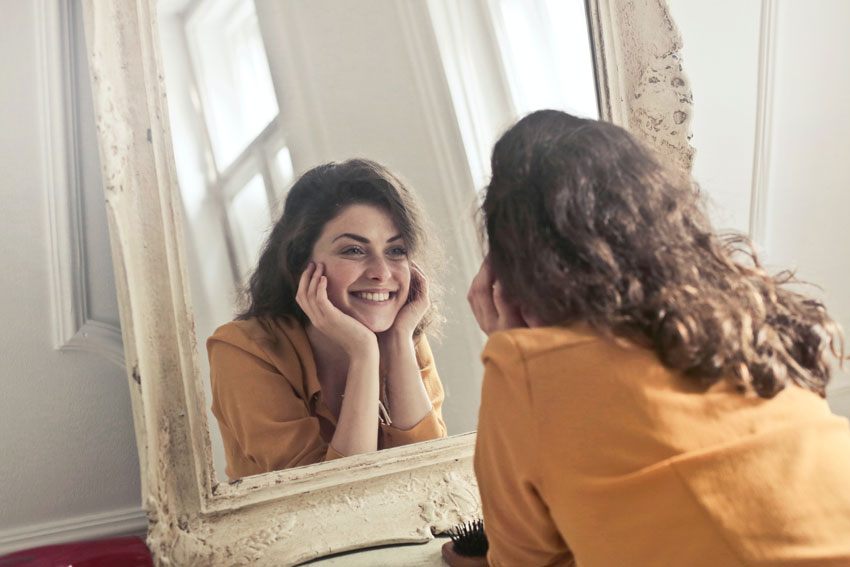 Mujer que se mira en el espejo el autoconocimiento emocional