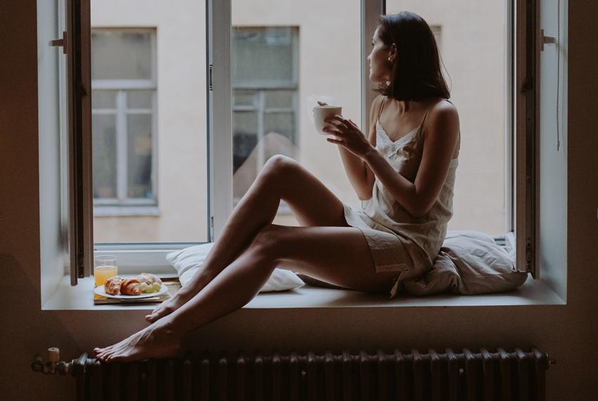 mujer desayunando autoconocimiento y autoestima